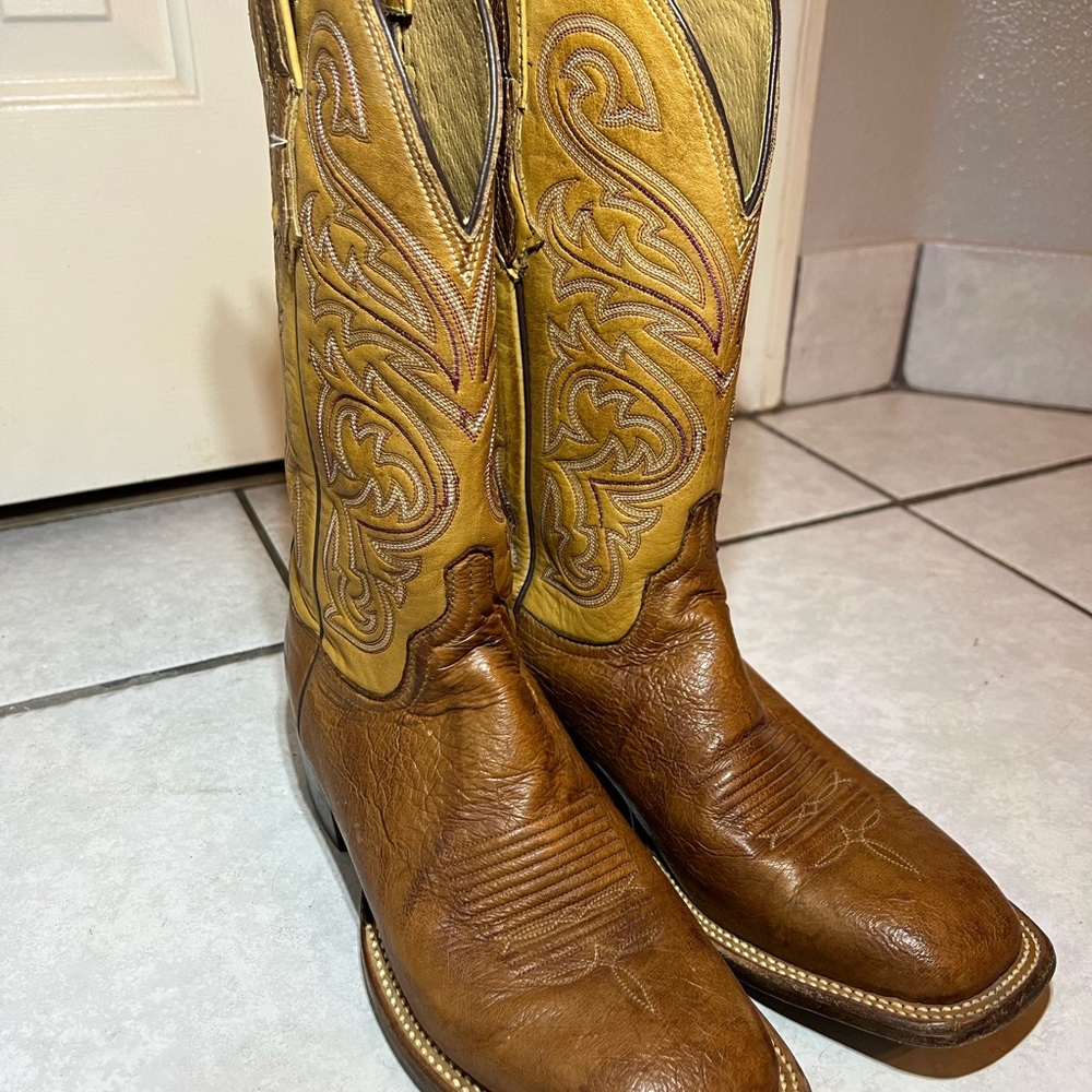 Mens Lucchese Boots, lightly worn and in great condition!